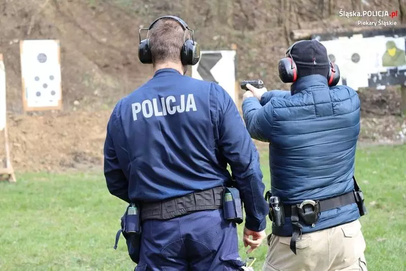 Piekarscy policjanci doskonalą swoje umiejętności na strzelnicy