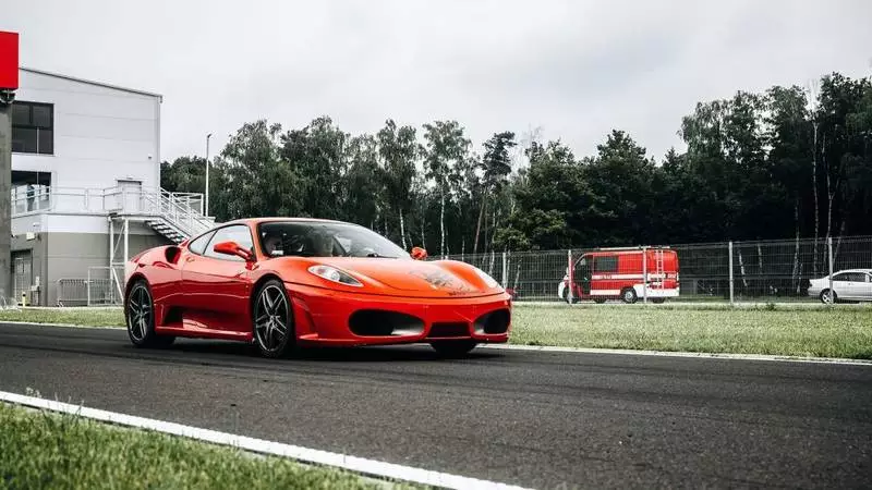 Spełnij marzenia i przeżyj niezapomniane chwile za sterami Ferrari