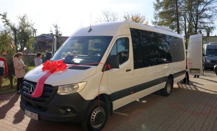 Nowy bus dla WTZ już służy mieszkańcom. PFRON dofinansował zakup
