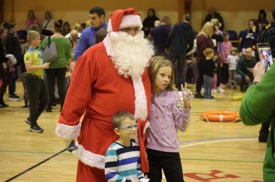 Sportowy Mikołaj 2025 w Piekarach Śląskich – emocje i zabawa na hali MOSiR-u!