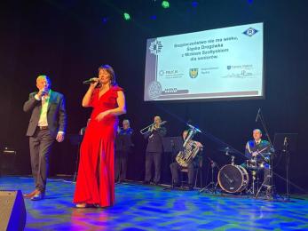 Mirek Szołtysek i Śląska Drogówka na koncercie dla seniorów w Piekarach