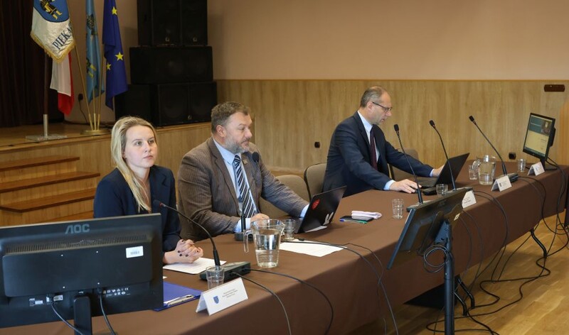 Minuta ciszy i milionowe zmiany w budżecie. Co przyniosła sesja Rady Miasta?