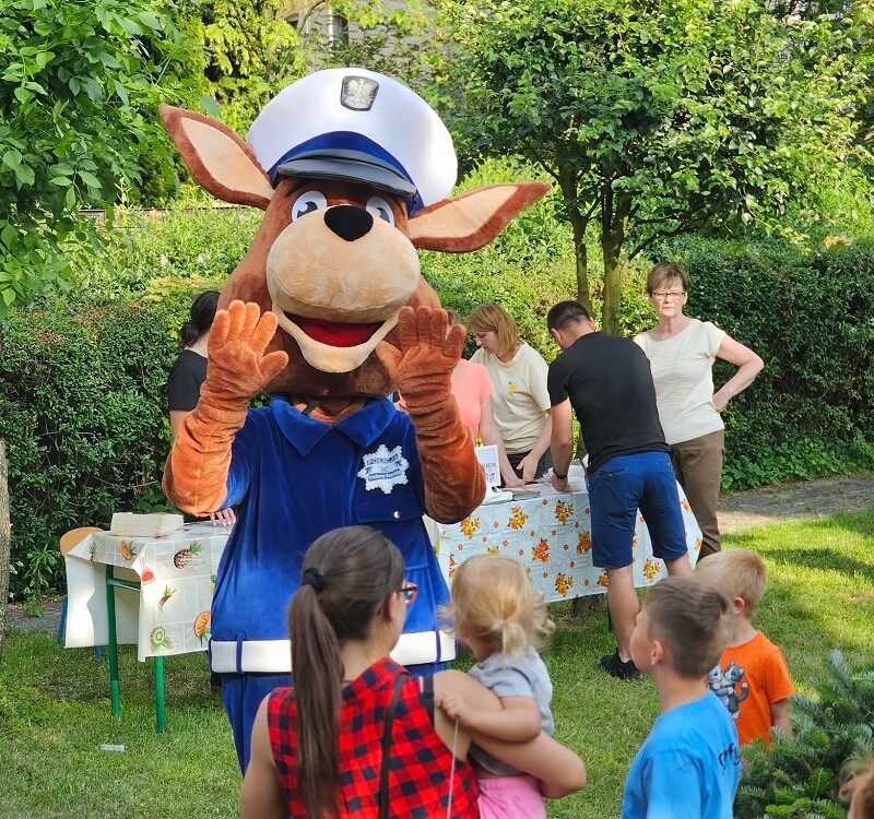 Mundurowi na pikniku w Miejskim Przedszkolu nr 15