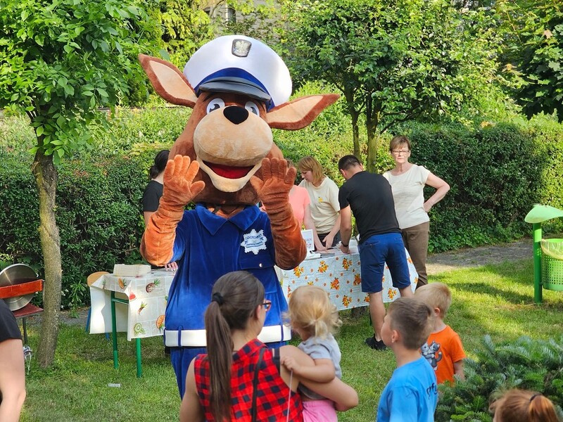 Mundurowi na pikniku w Miejskim Przedszkolu nr 15