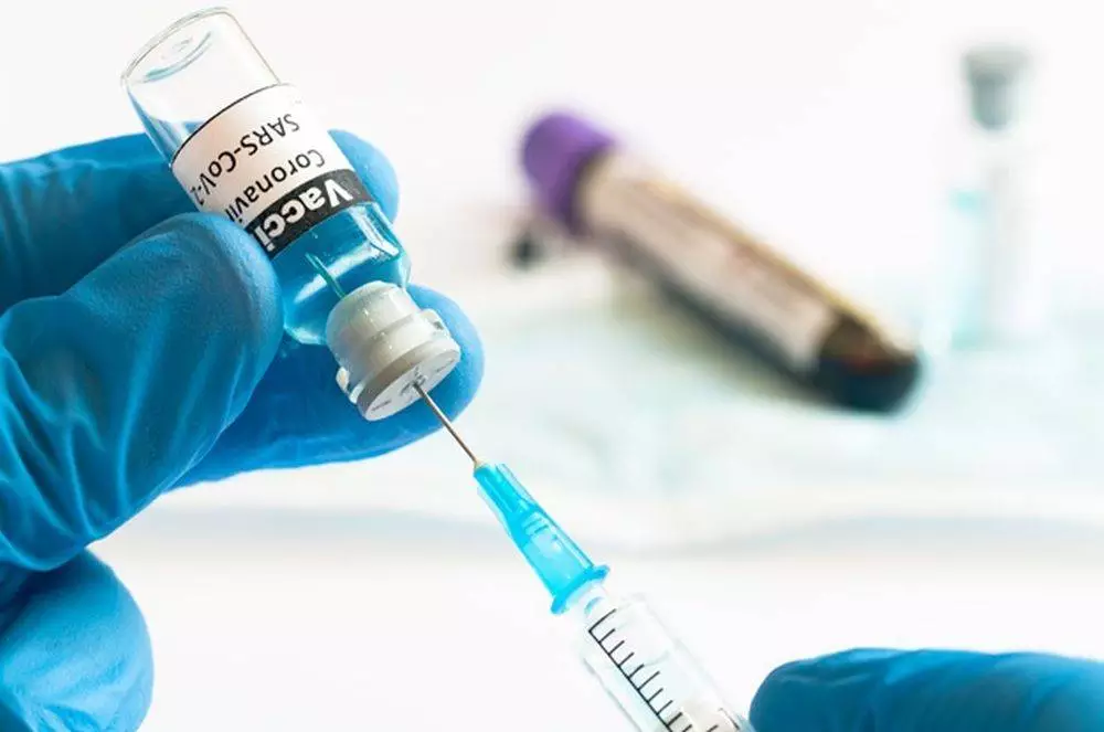 PCM rozpocz&#281;&#322;o szczepienia przeciwko koronawirusowi