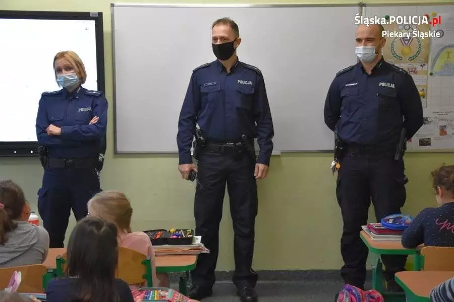 Piekarscy policjanci rozmawiali z dziećmi o bezpieczeństwie podczas ferii / fot. KMP Piekary Śląskie