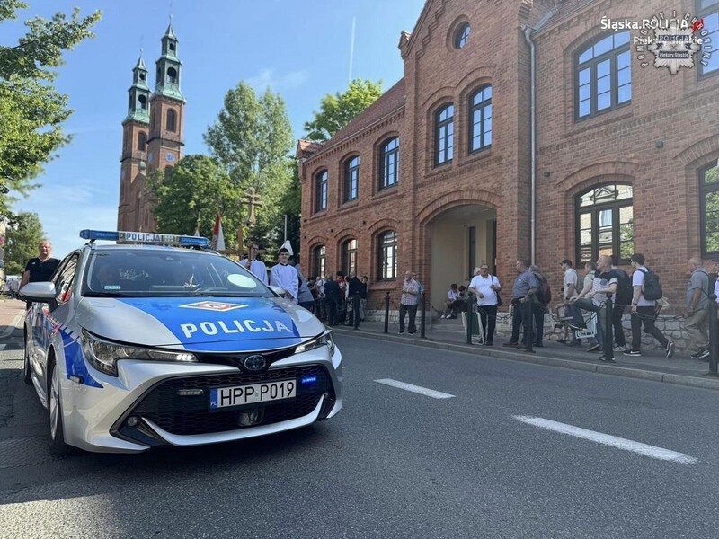 Pielgrzymka mężczyzn 25 maja – sprawdź zmiany w ruchu i zakazy parkowania w Piekarach