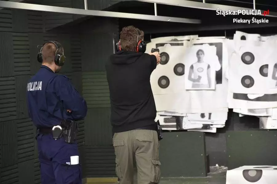Policjanci doskonalą swoje umiejętności na strzelnicy / fot. KMP Piekary Śląskie