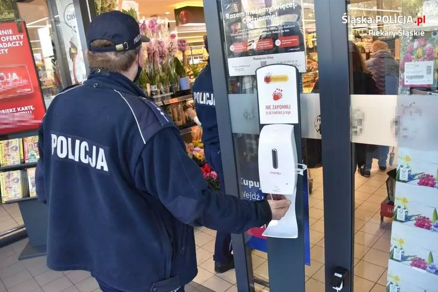 Policjanci kontrolują przestrzeganie przepisów sanitarnych w komunikacji miejskiej / fot. KMP Piekary Śląskie