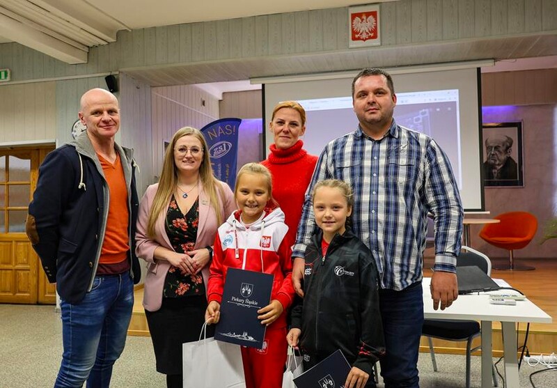 Siostry Dobrzyńskie – Mistrzynie Kickboxingu na posiedzeniu Komisji Edukacji w Piekarach