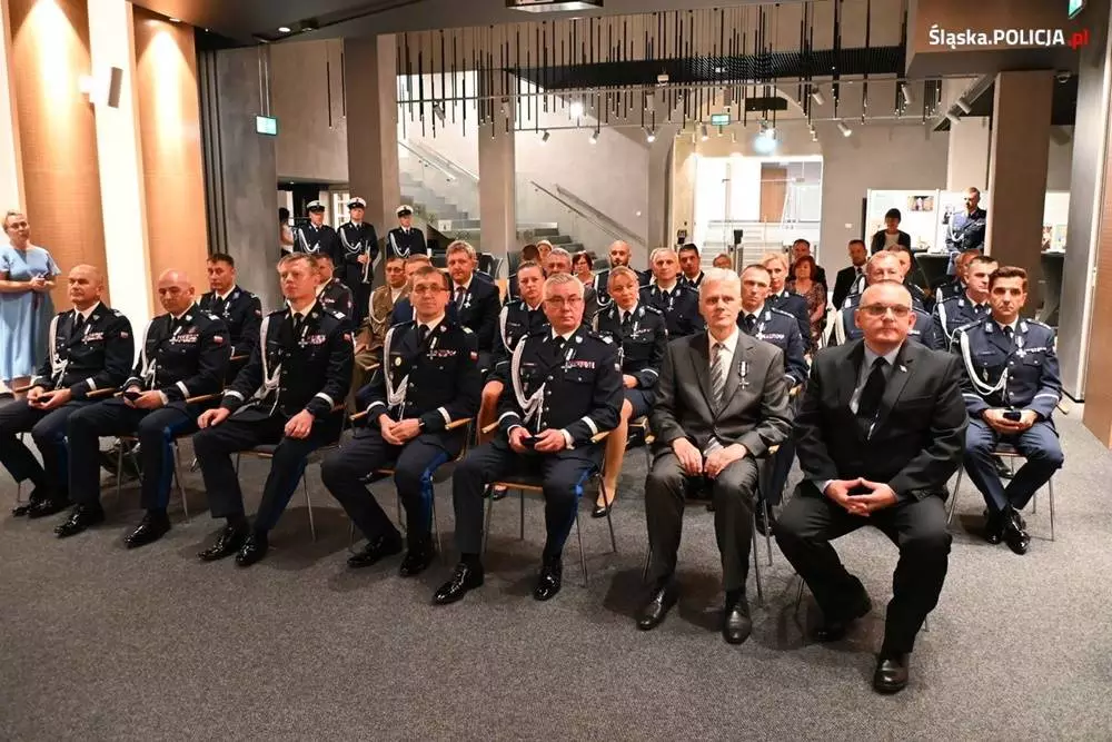 Szef piekarskich policjantów odznaczony medalem "100-lecia Policji Województwa Śląskiego" / fot. Śląska Policja