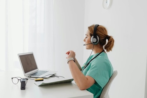 Teleporady płatne – kto korzysta, ile płaci i czy to się opłaca?