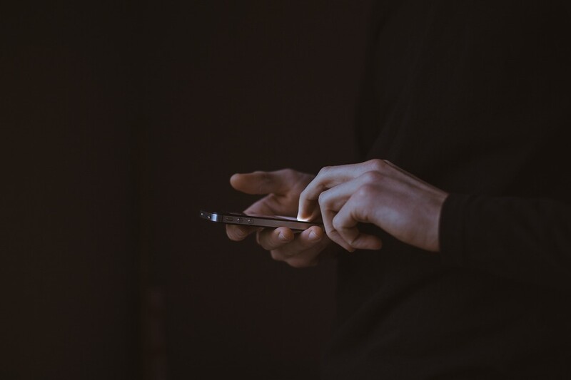 Uwaga na SMS "Twoja paczka została zatrzymana przez służby celne"