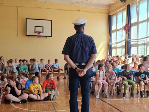 Wakacje coraz bliżej! Policja edukuje piekarskich uczniów o zasadach bezpieczeństwa