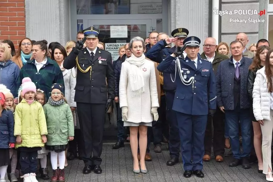 Wspólnie zaśpiewali Mazurka Dąbrowskiego. Funkcjonariusze obchodzili 11 Listopada / fot. KMP Piekary Śląskie