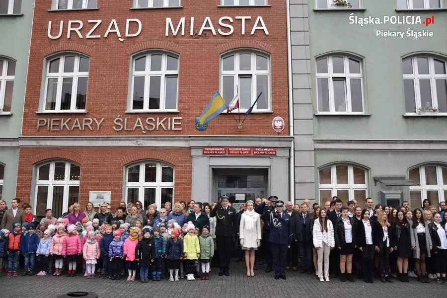 Wspólnie zaśpiewali Mazurka Dąbrowskiego. Funkcjonariusze obchodzili 11 Listopada / fot. KMP Piekary Śląskie