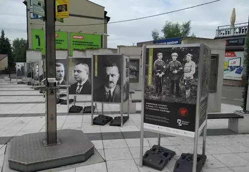 Wystawa "Twarze Powstańców" rozstawiona na piekarskim Placu Noblistów Śląskich