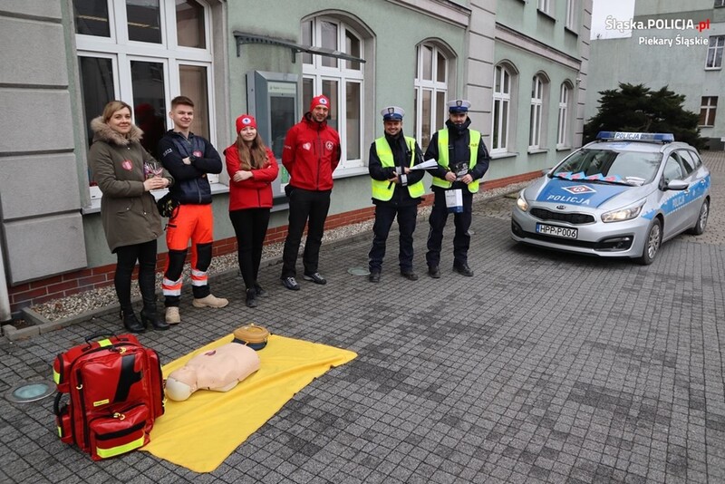 Zakochaj się w bezpieczeństwie. Pokazy szkoleniowe przed Urzędem Miasta