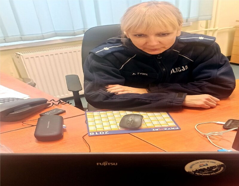 Zdalne nauczanie z piekarskimi policjantami