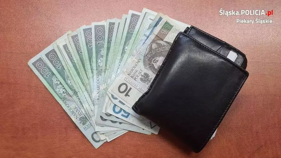 Znaleziony portfel z gotówką trafił na komendę / fot. KMP Piekary Śląskie